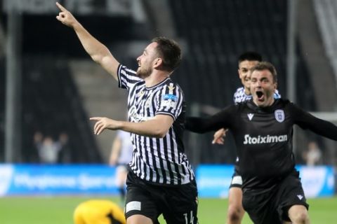 Ο Ζίβκοβιτς πανηγυρίζει το γκολ που πέτυχε στο ΠΑΟΚ - ΑΕΚ για τα ημιτελικά του Κυπέλλου Ελλάδας.