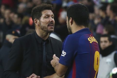 Atletico Madrid's coach Diego Simeone, left, talks with FC Barcelona's Luis Suarez at the end of the Spanish La Liga soccer match between FC Barcelona and Atletico Madrid at the Camp Nou stadium in Barcelona, Spain, Sunday, March 4, 2018. (AP Photo/Manu Fernandez)