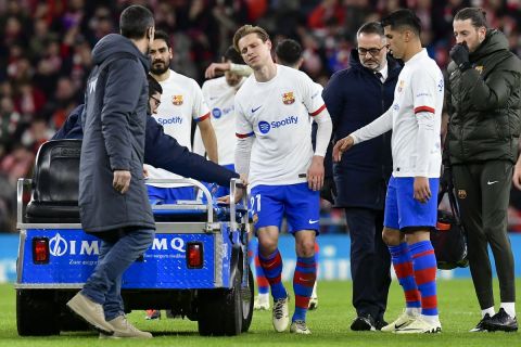 Ο Φρένκι ντε Γιονγκ αποχωρεί τραυματίας από τον αγώνα της Μπαρτσελόνα με την Αθλέτικ στο Σαν Μαμές | 3 Μαρτίου 2024
