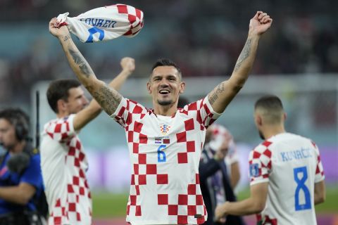 Ο Λόβρεν πανηγυρίζει την κατάκτηση της τρίτης θέσης του Παγκοσμίου Κυπέλλου από την Κροατία