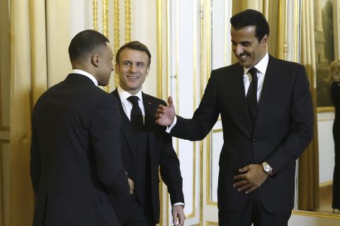 Ο Εμίρης του Κατάρ, σεΐχης Ταμίμ μπιν Χαμάντ αλ Τάνι, ο πρόεδρος της Γαλλίας, Εμανουέλ Μακρόν, και ο Κιλιάν Εμπαπέ της Παρί σε δείπνο στο Παλάτι των Ηλυσίων, Παρίσι | Τρίτη 27 Φεβρουαρίου 2024