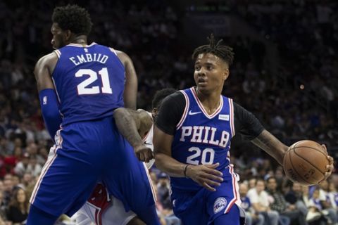 Philadelphia 76ers Markelle Fultz, right, uses the screen set by Joel Embiid, left, of Cameroon, on Chicago Bulls Antonio Blakeney, center, to drive to the basket during the second half of an NBA basketball game, Thursday, Oct. 18, 2018, in Philadelphia. The 76ers won 127-108. (AP Photo/Chris Szagola)