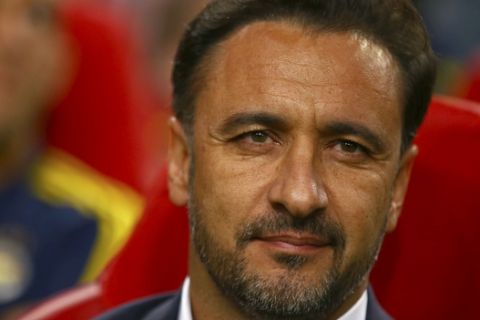 Fenerbahces head coach Vitor Pereira watches his players line up during the Europa League group A soccer match between Ajax and Fenerbahce at the ArenA stadium in Amsterdam, Netherlands, Thursday, Nov. 5, 2015. (AP Photo/Peter Dejong)