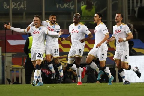 Οι παίκτες της Νάπολι πανηγυρίζουν γκολ εις βάρος της Μπαρτσελόνα σε ματς του Europa League | 17 Φεβρουαρίου 2022