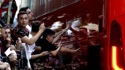 Liverpool's fans touch a team bus as the team arrive at the hotel in Kiev, Ukraine, Thursday, May 24, 2018. Liverpool will play Real Madrid in the Champions League final soccer match in Kiev on Saturday May 26. (AP Photo/Sergei Grits)