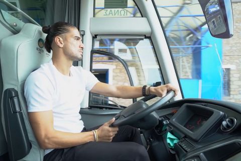 Ο Λισγάρας οδηγεί λεωφορείο στο video του Απόλλωνα για τις κάρτες διαρκείας