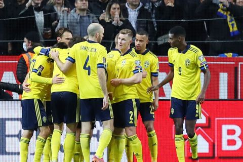 Οι παίκτες της Σουηδίας πανηγυρίζουν το γκολ του Φόρσμπεργκ κόντρα στην Ελλάδα