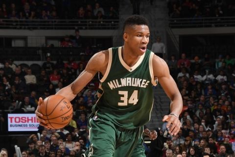AUBURN HILLS, MI - DECEMBER 28: Giannis Antetokounmpo #34 of the Milwaukee Bucks handles the ball against the Detroit Pistons on December 28, 2016 at The Palace of Auburn Hills in Auburn Hills, Michigan. NOTE TO USER: User expressly acknowledges and agrees that, by downloading and/or using this photograph, User is consenting to the terms and conditions of the Getty Images License Agreement. Mandatory Copyright Notice: Copyright 2016 NBAE (Photo by Chris Schwegler/NBAE via Getty Images)