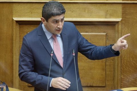 Ο Υφυπουργός Αθλητισμού, Λευτέρης Αυγενάκης στην ολομέλεια της Βουλής