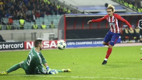 Atletico Madrid's Filipe Luis, right, in an unsuccessful attempt to score past Qarabag's goalkeeper Ibrahim Sehic during the Champions League, group C, soccer match between Qarabag FK and Atletico Madrid at the Baku Oliympiy stadium in Baku, Azerbaijan, Wednesday, Oct. 18, 2017. (AP Photo/Aziz Karimov)