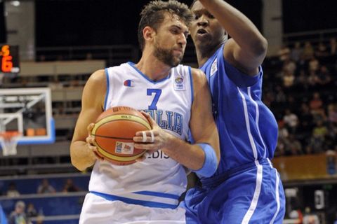 France's Kevin Seraphin (L) vies with Italy's Andrea Bargnani during the first round, Group B, basketball match in Siauliai on September 4, 2011, on the fourth day of the EuroBasket 2011.  AFP PHOTO / JANEK SKARZYNSKI (Photo credit should read JANEK SKARZYNSKI/AFP/Getty Images)