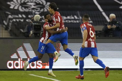 Οι παίκτες της Ατλέτικο πανηγυρίζουν το αυτογκόλ του Σιμόν μετά την κεφαλιά του Φέλιξ στον ημιτελικό του Supercopa με την Αθλέτικ Μπιλμπάο