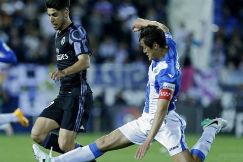 Real Madrid's Marco Asensio vies for the ball with Leganes' Martin Mantovani, right, during a Spanish La Liga soccer match between Leganes and Real Madrid at the Butarque stadium in Madrid, Wednesday, April 5, 2017. (AP Photo/Francisco Seco)