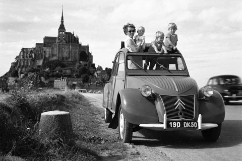 Une 2 CV devant le Mont Saint-Michel en 1960