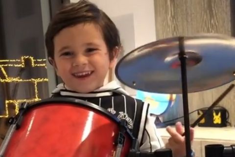 Ο γιος του Μέσι παίζει ντραμς και τραγουδάει (VIDEO)