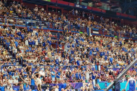 EuroBasket 2022: Οι χιλιάδες Εσθονοί έδωσαν χρώμα στον όμιλο στο Μιλάνο