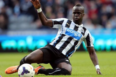 Newcastle United's Cheik Tiote controls the ball during their English Premier League soccer match against Crystal Palace at St James' Park, Newcastle, England, Saturday, March 22, 2014. (AP Photo/Scott Heppell)