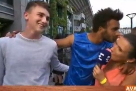 Tενίστας αποβλήθηκε απ' το Roland Garros για... φιλί σε δημοσιογράφο!