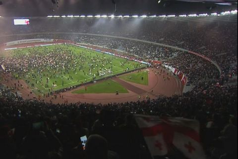Γεωργία - Ελλάδα: Χιλιάδες οπαδοί των γηπεδούχων εισέβαλαν στο γήπεδο για να γιορτάσουν την πρόκριση στο Euro 2024