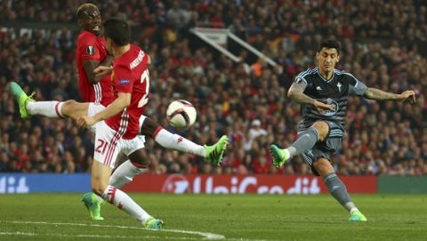 Celta's Pablo Hernandez, right, shoots at goalduring the Europa League semifinal second leg soccer match between Manchester United and Celta Vigo at Old Trafford in Manchester, England, Thursday, May 11, 2017. (AP Photo/Dave Thompson)