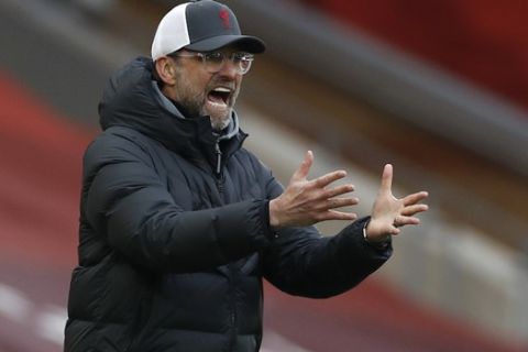 Ο Γιούργκεν Κλοπ δίνει οδηγίες στους παίκτες της Λίβερπουλ κατά τη διάρκεια αγώνα της Premier League απέναντι στην Φούλαμ