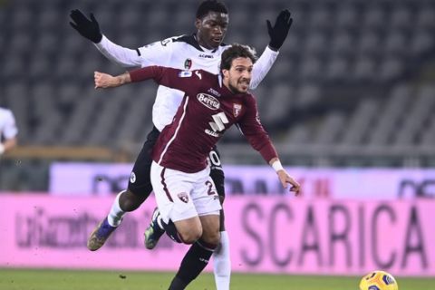 O Bέρντι προσπαθεί να αποφύγει τον Αγκουμέ σε αναμέτρηση της Τορίνο με την Σπέτσια για την Serie A