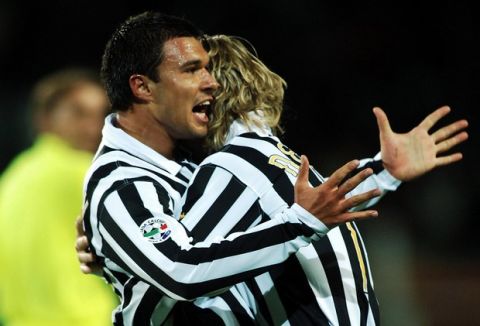 Juventus' Valeri Bojinov, of Bulgaria, left,  is hugged by teammate Pavel Nedved after scoring during the Italian Serie B soccer match between Juventus and Triestina in Turin, Italy, Monday, March 19, 2007. (AP Photo/Massimo Pinca)