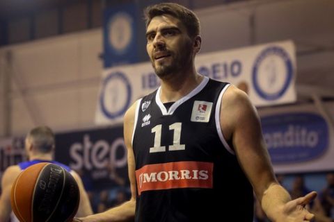 Ο Μαργαρίτης με την μπάλα στα χέρια σε αγώνα της Basket League