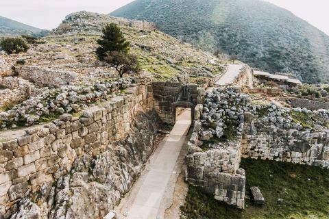 Η επιβλητική Πύλη των Λεόντων στον αρχαιολογικό χώρο των Μυκηνών, από όπου θα εκκινήσει το 2ο ετάπ του ΔΕΗ Ποδηλατικού Γύρου Ελλάδας 2023. 