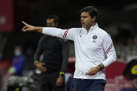 Ο Ποτσετίνο δίνει οδηγίες στους παίκτες της Παρί κατά τη διάρκεια της αναμέτρησης με την Μπρεστ στη Ligue 1