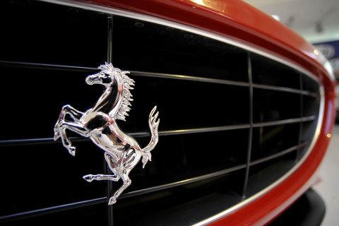 Το σήμα της Ferrari σε ένα από τα αμάξια της σε εργοστάσιο της Καλιφόρνια 