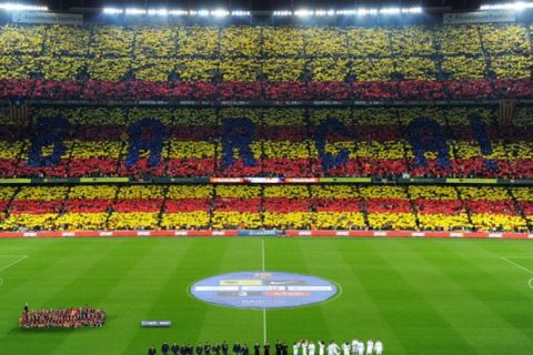 BARCELONA, SPAIN - OCTOBER 07: Barcelona fans display a Catalan flag prior to the start of the la Liga match between FC Barcelona and Real Madrid at the Camp Nou stadium on October 7, 2012 in Barcelona, Spain.  (Photo by Jasper Juinen/Getty Images)