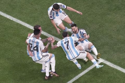 Οι παίκτες της Αργεντινής πανηγυρίζουν γκολ κόντρα στην Γαλλία στον τελικό του Μουντιάλ | 18 Δεκεμβρίου 2022