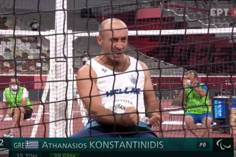 Ο Θανάσης Κωνσταντινίδης πανηγυρίζει την κατάκτηση του αργυρού μεταλλίου στην κορίνα στην κατηγορία F32