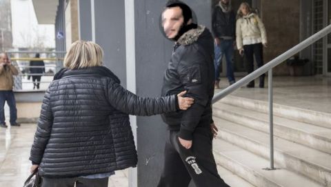 Η αποχώρηση του συλληφθέντα οπαδού του ΠΑΟΚ από το Πλημμελιοδικείο (PHOTOS)