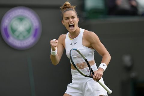 Η Μαρία Σάκκαρη πανηγυρίζει στο Wimbledon πόντο κόντρα στη Βικτορίγια Τόμοβα