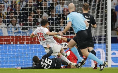Spain's Diego Costa scores the opening goal against Argentina's goalkeeper Sergio Romero during the international friendly soccer match between Spain and Argentina at the Wanda Metropolitano stadium in Madrid, Spain, Tuesday March 27, 2018. (AP Photo/Paul White)