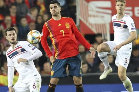 Spain's Alvaro Morata, center, controls the ball as Norway's Havard Nordtveit, left, and Norway's Kritoffer Ajer look him during the Euro 2020 group F qualifying soccer match between Spain and Norway at the Mestalla stadium in Valencia, Spain, Saturday, March 23, 2019. (AP Photo/Alberto Saiz)