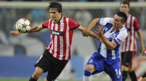 Porto's Mexican midfielder Hector Herrera (R) vies with Athletic Bilbao's midfielder Ander Iturraspe during the UEFA Champions League football match FC Porto vs Athletic Club Bilbao at the Dragao stadium in Porto on October 21, 2014.  AFP PHOTO/ MIGUEL RIOPA        (Photo credit should read MIGUEL RIOPA/AFP/Getty Images)