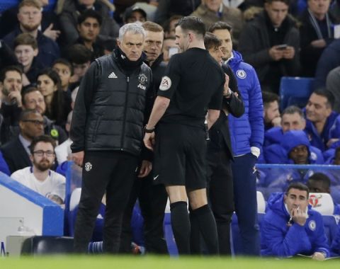 Referee Michael Oliver, centre, talks with Manchester United's manager Jose Mourinho, left, and Chelsea's manager Antonio Conte, second right, during the English FA Cup quarterfinal soccer match between Chelsea and Manchester United at Stamford Bridge stadium in London, Monday, March 13, 2017 (AP Photo/Alastair Grant)
