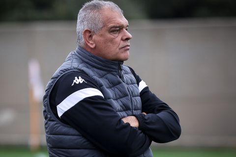 Ο προπονητής του Ιωνικού, Δημήτρης Σπανός, σε στιγμιότυπο της φιλικής αναμέτρησης με τον ΟΦΗ στο "Βαρδινογιάννειο Αθλητικό Κέντρο" | Τετάρτη 14 Δεκεμβρίου 2022