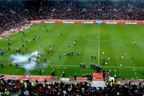 Ολυμπιακός - ΑΕΚ: Εισβολή οπαδών στον αγωνιστικό χώρο με τη λήξη του ντέρμπι, χρήση δακρυγόνων από τα ΜΑΤ