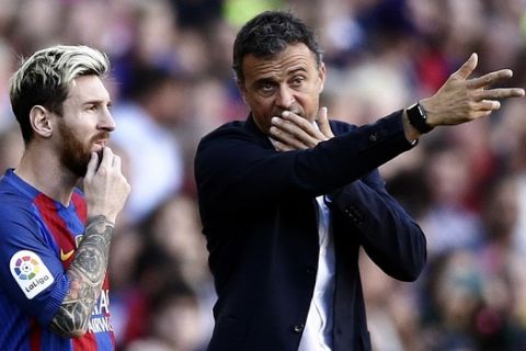 FC Barcelona's Lionel Messi, left, talks with his coach Luis Enrique during the Spanish La Liga soccer match between FC Barcelona and Deportivo Coruna at the Camp Nou in Barcelona, Spain, Saturday, Oct. 15, 2016. (AP Photo/Manu Fernandez)
