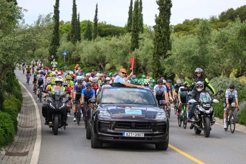 Ο διευθυντής του ΔΕΗ Ποδηλατικού Γύρου Ελλάδας, Βλαδίμηρος Πέτσας, έτοιμος να δώσει την επίσημη εκκίνηση στο 3ο ετάπ (5/5/2023). 