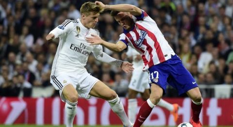 Real Madrid's German midfielder Toni Kroos (L) vies with Atletico Madrid's midfielder Saul Niguez during the UEFA Champions League quarter-finals second leg football match Real Madrid CF vs Club Atletico de Madrid at the Santiago Bernabeu stadium in Madrid on April 22, 2015.     AFP PHOTO / GERARD JULIEN        (Photo credit should read GERARD JULIEN/AFP/Getty Images)