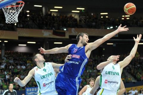 Britain's Joel Freeland (C) vies with Lithuania's Rimantas Kaukenas (L) during the EuroBasket 2011 Group A qualifying match between Great Britain and Lithuania in Panevezys on August 31, 2011.  AFP PHOTO/JOE KLAMAR (Photo credit should read JOE KLAMAR/AFP/Getty Images)