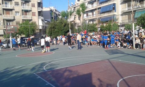 Ο Γιάννης και ο Θανάσης Αντετοκούνμπο παίζουν μπάσκετ στην γειτονιά τους