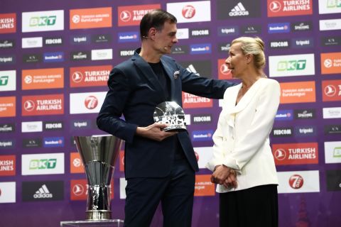 Ο Μπαρτζώκας με τη Νένα Ίβκοβιτς στη βράβευσή του ως προπονητής της χρονιάς στη EuroLeague