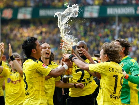 Borussia Dortmund's players celebrate the winning of the German Championship after their German Bundesliga soccer match against Nuremberg in Dortmund April 30, 2011. Borussia Dortmund secured the Bundesliga title with two games to spare on Saturday when they beat Nuremberg 2-0 and closest rivals Bayer Leverkusen lost by the same score at struggling Cologne.  REUTERS/Ina Fassbender (GERMANY - Tags: SPORT SOCCER IMAGES OF THE DAY) ONLINE CLIENTS MAY USE UP TO SIX IMAGES DURING EACH MATCH WITHOUT THE AUTHORITY OF THE DFL. NO MOBILE USE DURING THE MATCH AND FOR A FURTHER TWO HOURS AFTERWARDS IS PERMITTED WITHOUT THE AUTHORITY OF THE DFL. FOR MORE INFORMATION CONTACT DFL DIRECTLY