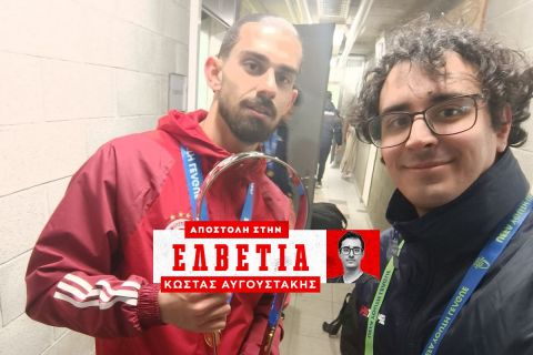 Ολυμπιακός: Ο Νίκος Χρήστου μαζί με τον συντάκτη του SPORT24, Κώστα Αυγουστάκη, κρατούν την κούπα του Youth League